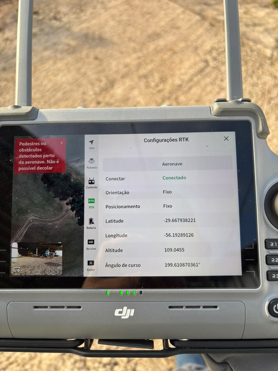 Controle de drone exibindo posicionamento RTK fixo