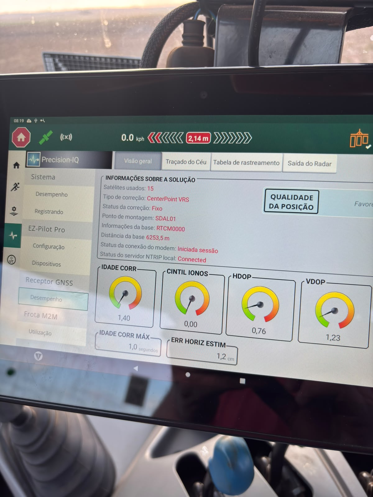 Monitor agrícola em campo mostrando servidor NTRIP conectado e solução fixa